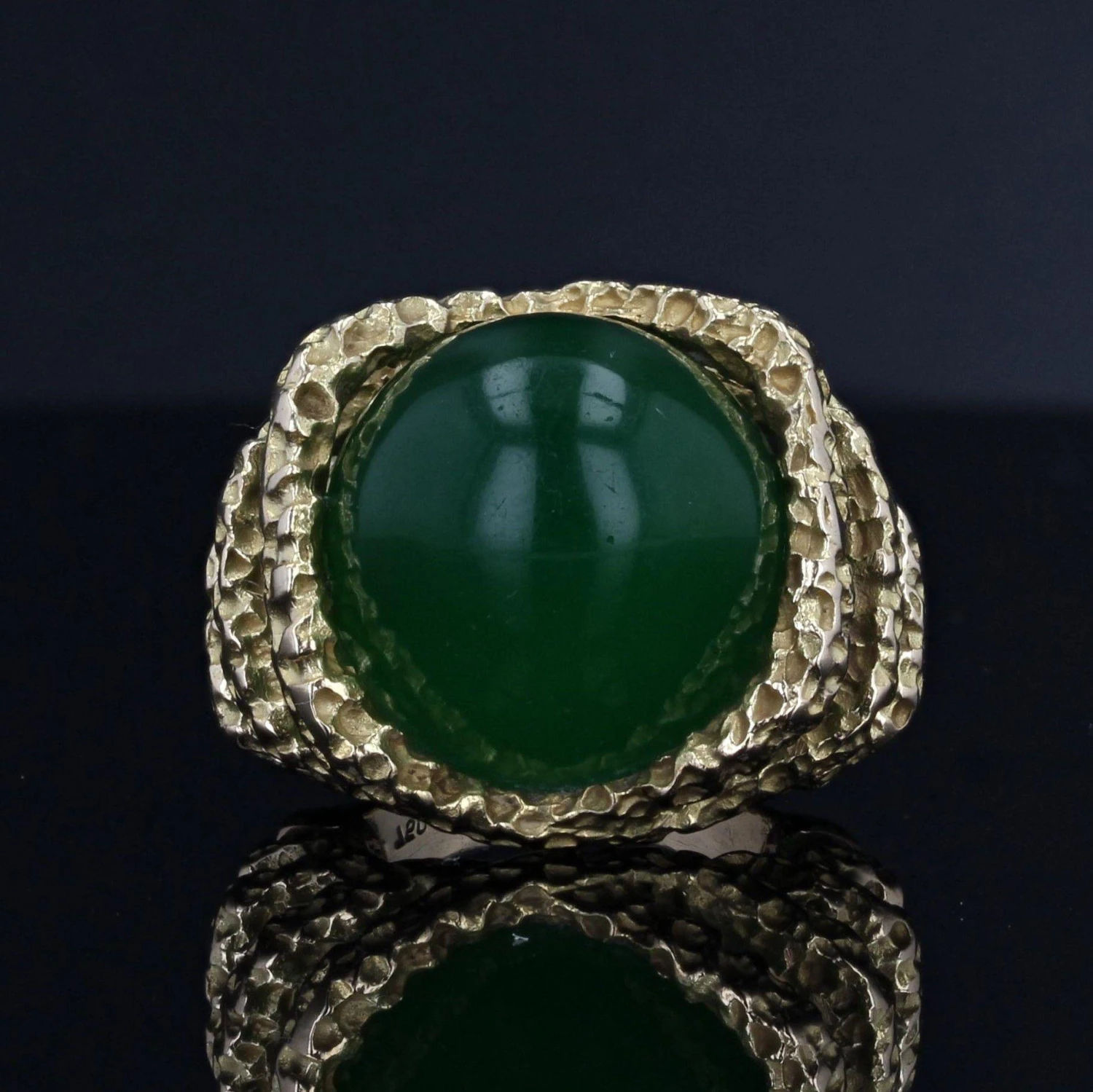 Sarl Baume Retro 18 Carat Chrysoprase Chiseled 18 Karat Yellow Gold Ring 12 Sarl Baume Retro 18 Carat Chrysoprase Chiseled 18 Karat Yellow Gold Ring - Image 10