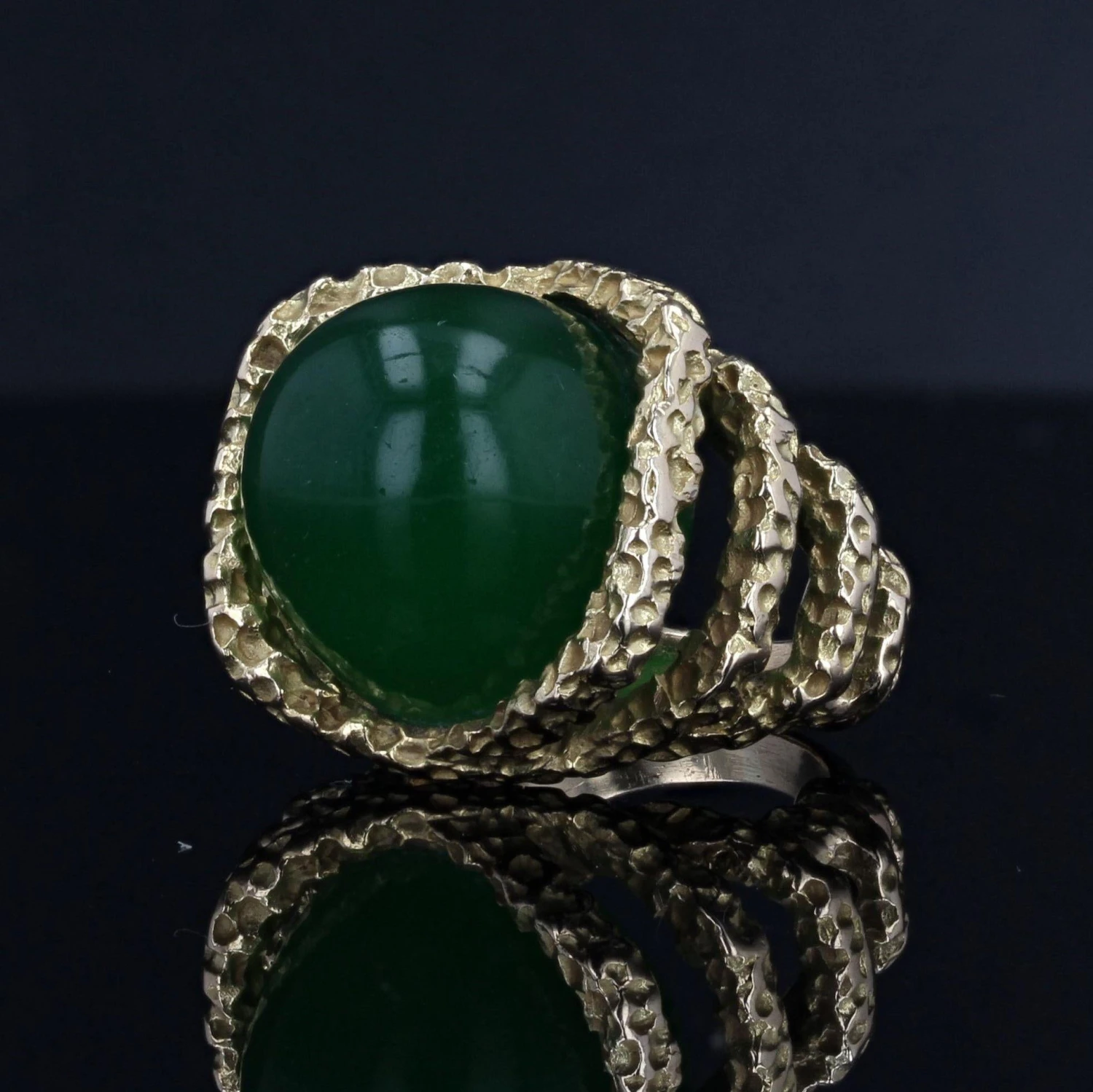 Sarl Baume Retro 18 Carat Chrysoprase Chiseled 18 Karat Yellow Gold Ring 13 Sarl Baume Retro 18 Carat Chrysoprase Chiseled 18 Karat Yellow Gold Ring - Image 11