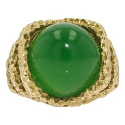Sarl Baume Retro 18 Carat Chrysoprase Chiseled 18 Karat Yellow Gold Ring
