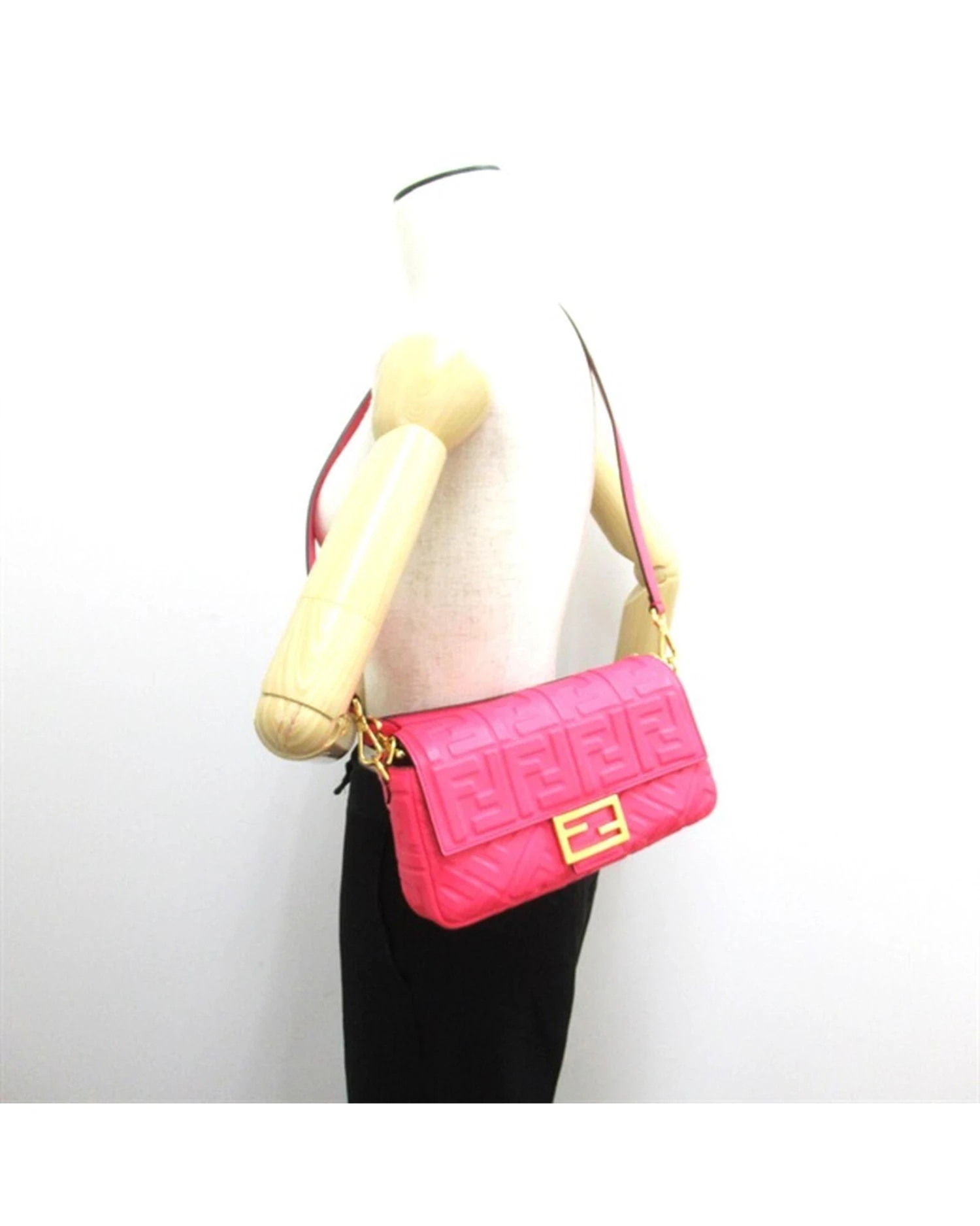 Style Tribute FENDI Women's Logo-Embossed Leather Baguette Bag In SA Condition In Pink 7 Style Tribute FENDI Women's Logo-Embossed Leather Baguette Bag In SA Condition In Pink - Image 5