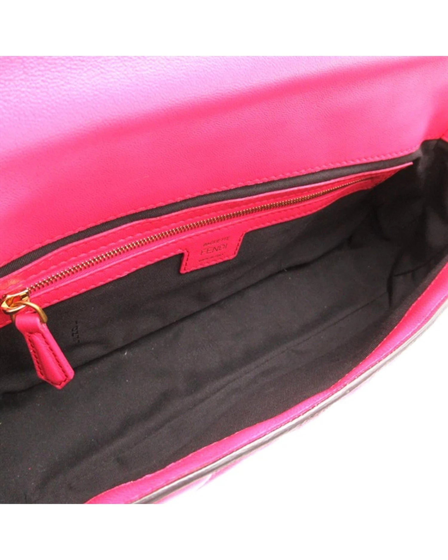 Style Tribute FENDI Women's Logo-Embossed Leather Baguette Bag In SA Condition In Pink 9 Style Tribute FENDI Women's Logo-Embossed Leather Baguette Bag In SA Condition In Pink - Image 7