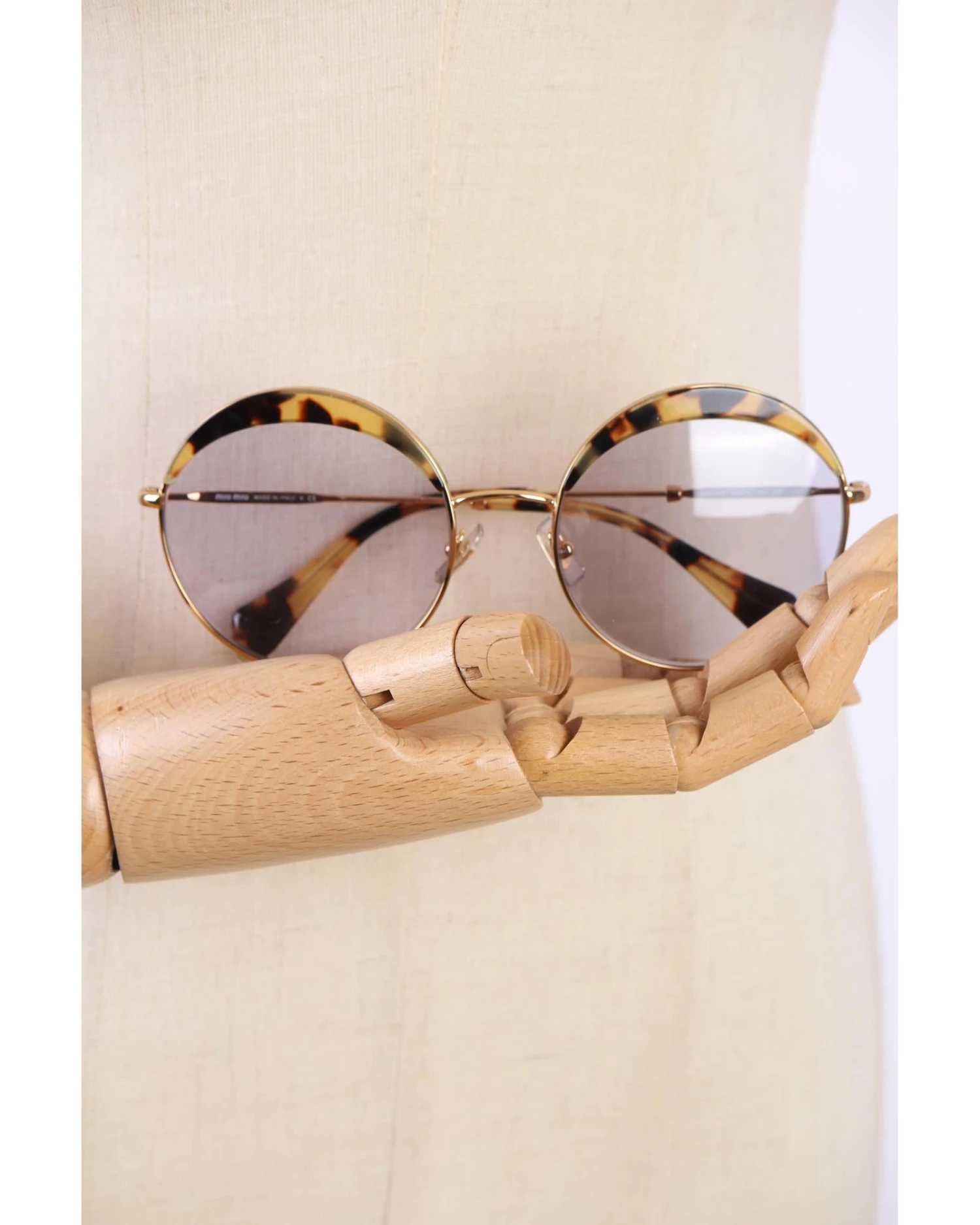 Style Tribute Miu Miu Women's Tortoiseshell Round Sunglasses In Gold 10 Style Tribute Miu Miu Women's Tortoiseshell Round Sunglasses In Gold - Image 8