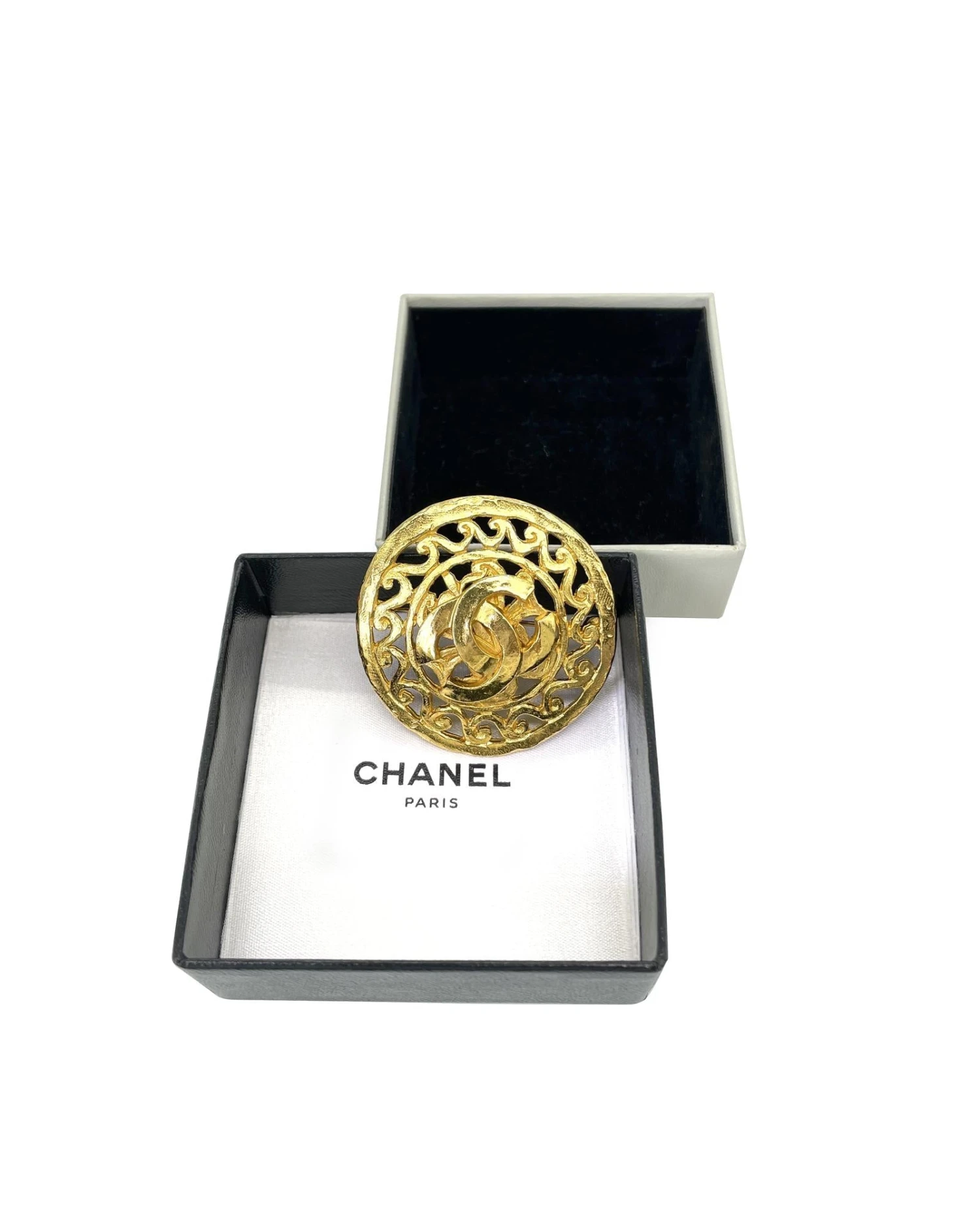 Style Tribute CHANEL Women's Gold CC Round Brooch In A Condition In Gold 3 Style Tribute CHANEL Women's Gold CC Round Brooch In A Condition In Gold