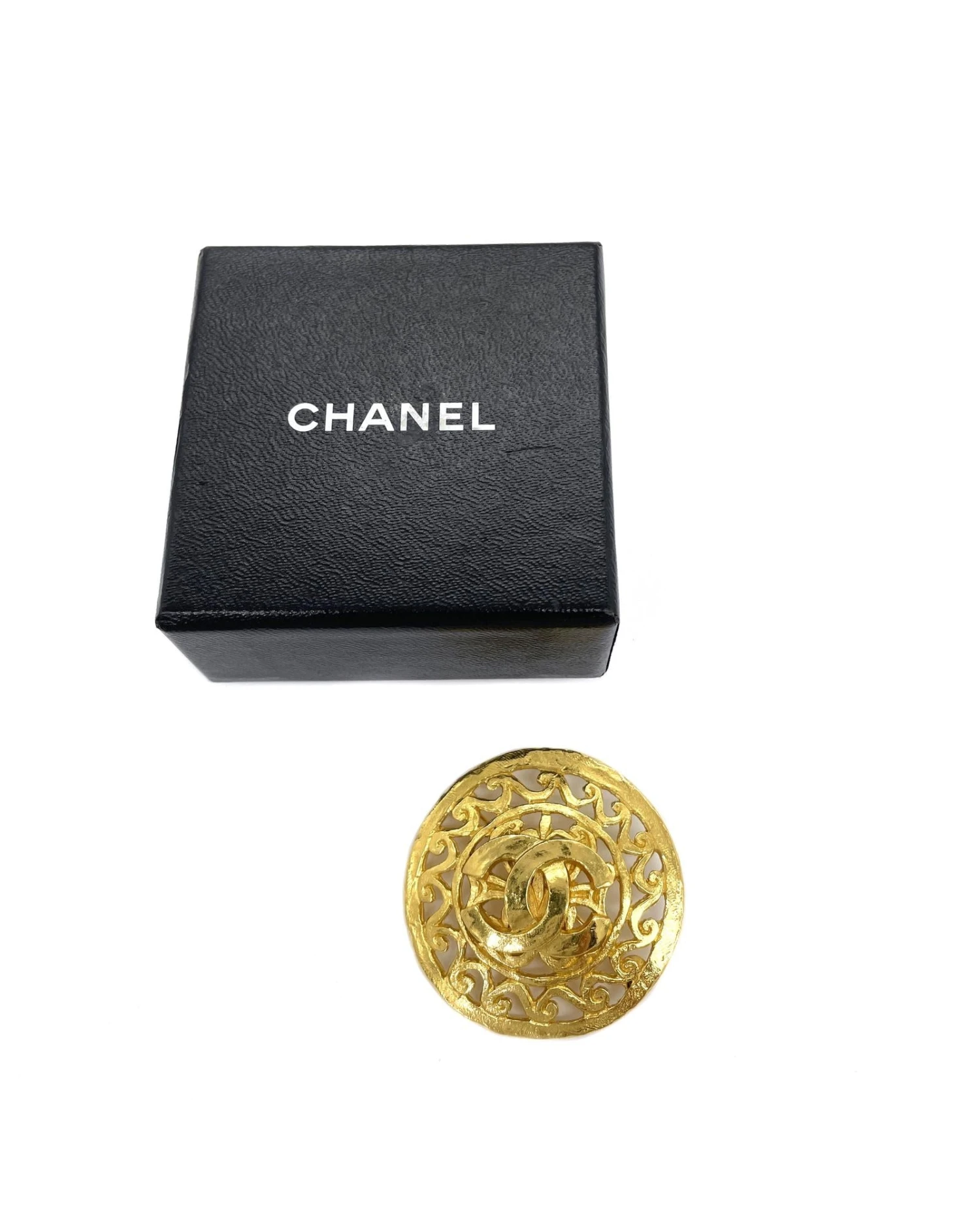 Style Tribute CHANEL Women's Gold CC Round Brooch In A Condition In Gold 4 Style Tribute CHANEL Women's Gold CC Round Brooch In A Condition In Gold - Image 2