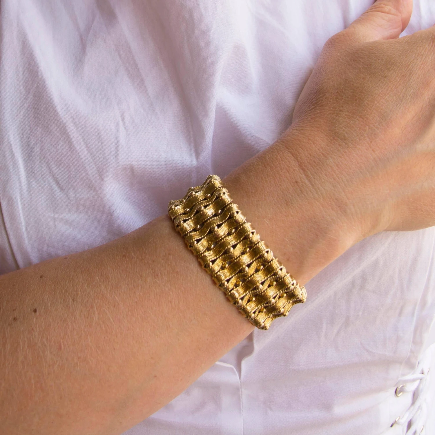 Sarl Baume 19th Century French Chiseled Gold Ribbon Bracelet 5 Sarl Baume 19th Century French Chiseled Gold Ribbon Bracelet - Image 3