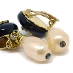 AMORE Vintage CHANEL 1994 Teardrop Pearl CC Dangle Earrings 10187 15 AMORE Vintage CHANEL 1994 Teardrop Pearl CC Dangle Earrings 10187 -Best Jewelry Store 20220104 10187 s 02 05a742cf 0822 47ac aa99 738ae932e54f