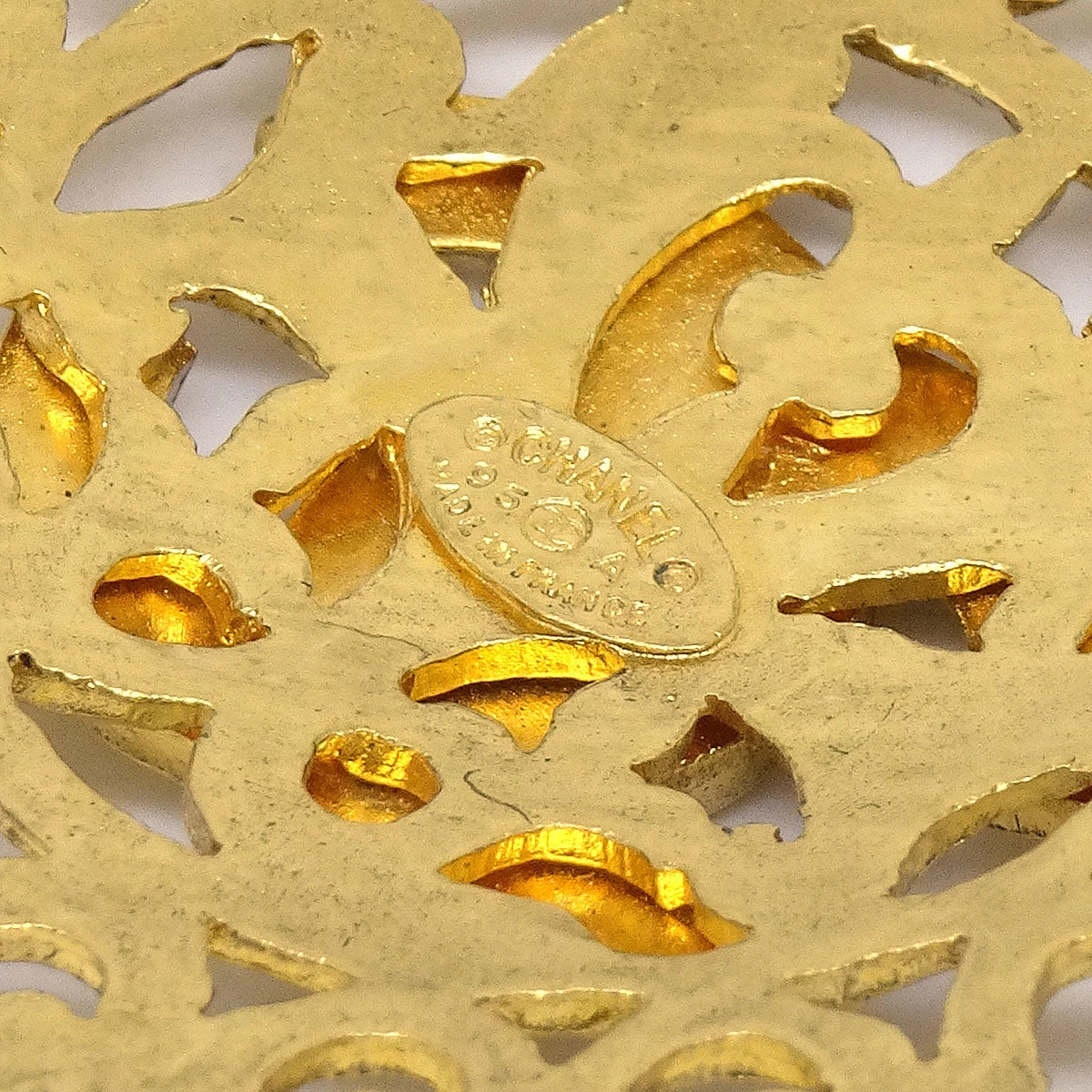 AMORE Vintage CHANEL Medallion Brooch Pin Gold 95A 13131 6 AMORE Vintage CHANEL Medallion Brooch Pin Gold 95A 13131 - Image 4