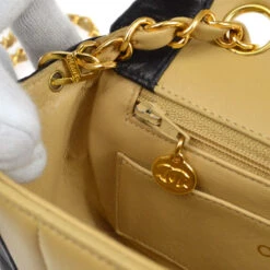 AMORE Vintage CHANEL 1991-1994 Beige Lambskin Vertical Border Flap Mini 23017 30 AMORE Vintage CHANEL 1991-1994 Beige Lambskin Vertical Border Flap Mini 23017 -Best Jewelry Store 20220630 23017 09