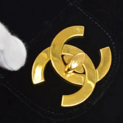 AMORE Vintage CHANEL 1994-1996 Vertical Stitch Classic Flap Jumbo Black Velvet A41370i 24 AMORE Vintage CHANEL 1994-1996 Vertical Stitch Classic Flap Jumbo Black Velvet A41370i -Best Jewelry Store 20220825 a41370i 03
