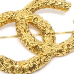 AMORE Vintage CHANEL CC Brooch Pin Gold 93A 27140 16 AMORE Vintage CHANEL CC Brooch Pin Gold 93A 27140 -Best Jewelry Store 20230302 27140 03 54324f1d e597 42c4 bf9a a8706784cea4