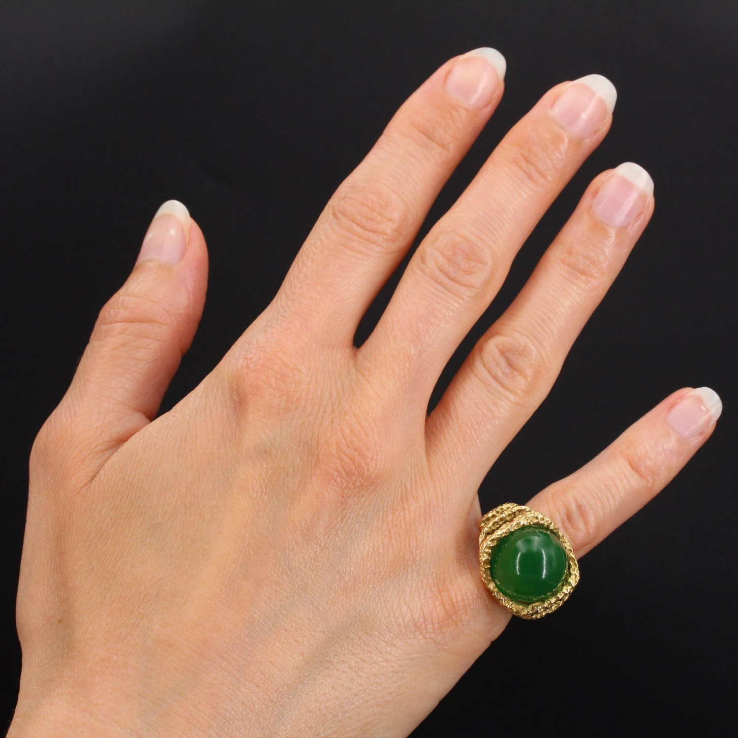 Sarl Baume Retro 18 Carat Chrysoprase Chiseled 18 Karat Yellow Gold Ring 4 Sarl Baume Retro 18 Carat Chrysoprase Chiseled 18 Karat Yellow Gold Ring - Image 2
