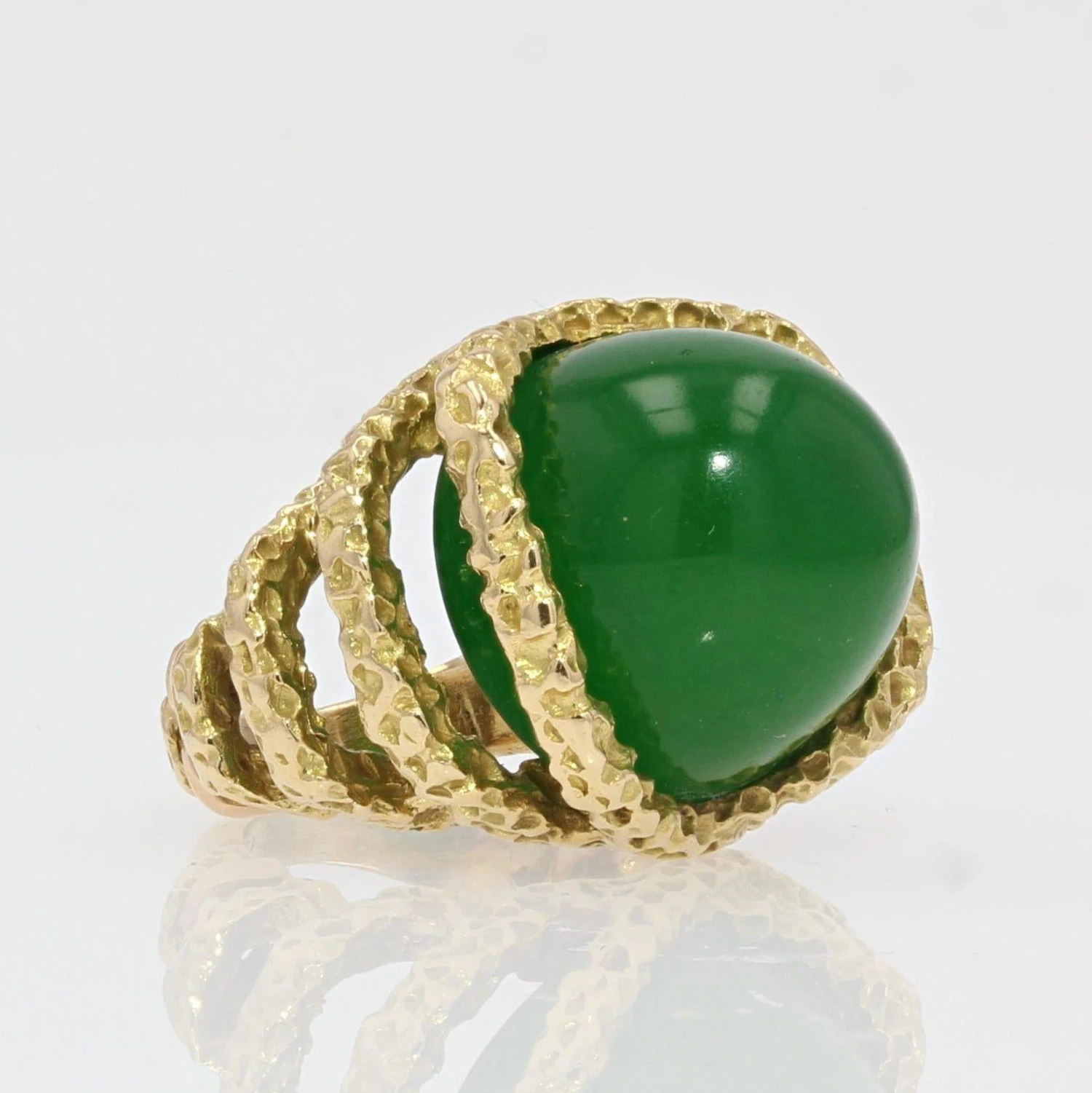Sarl Baume Retro 18 Carat Chrysoprase Chiseled 18 Karat Yellow Gold Ring 7 Sarl Baume Retro 18 Carat Chrysoprase Chiseled 18 Karat Yellow Gold Ring - Image 5