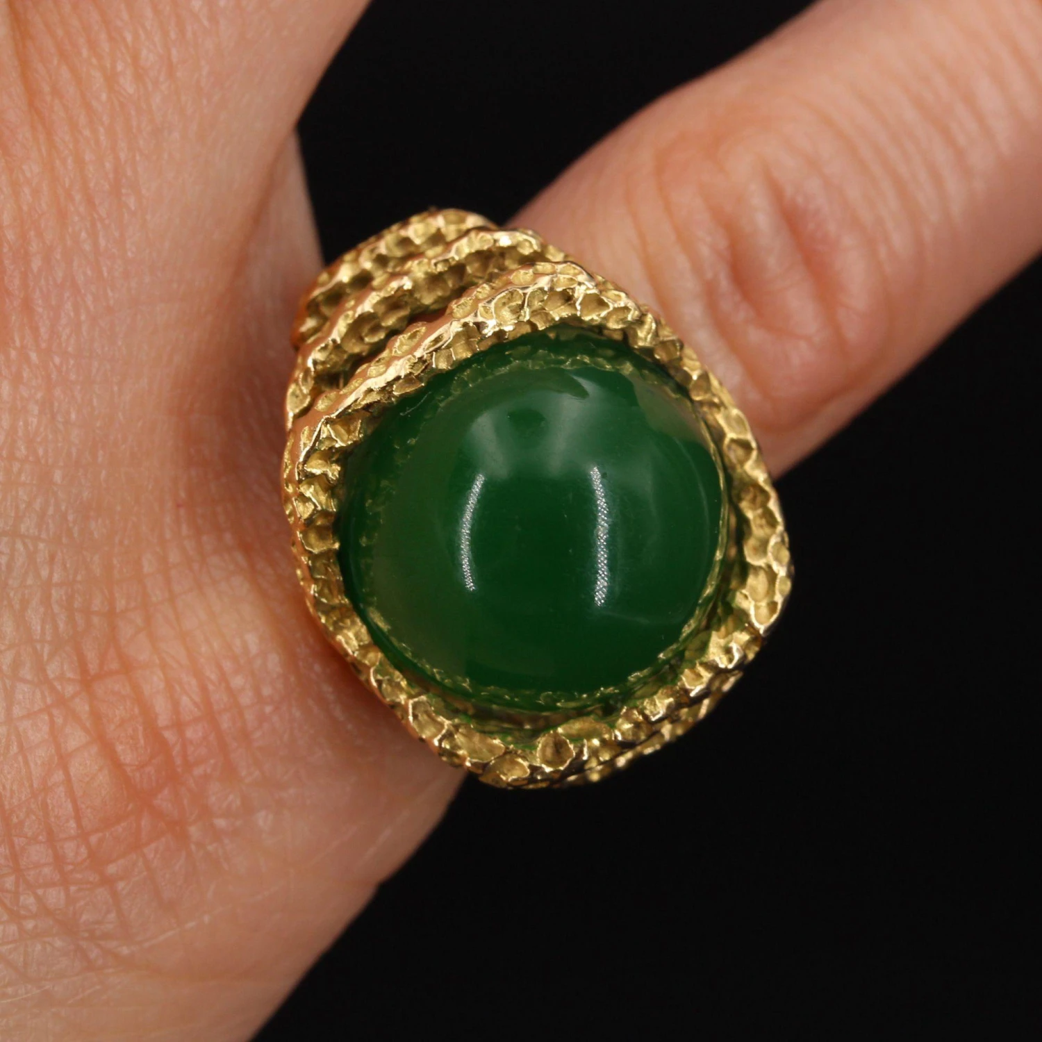 Sarl Baume Retro 18 Carat Chrysoprase Chiseled 18 Karat Yellow Gold Ring 8 Sarl Baume Retro 18 Carat Chrysoprase Chiseled 18 Karat Yellow Gold Ring - Image 6