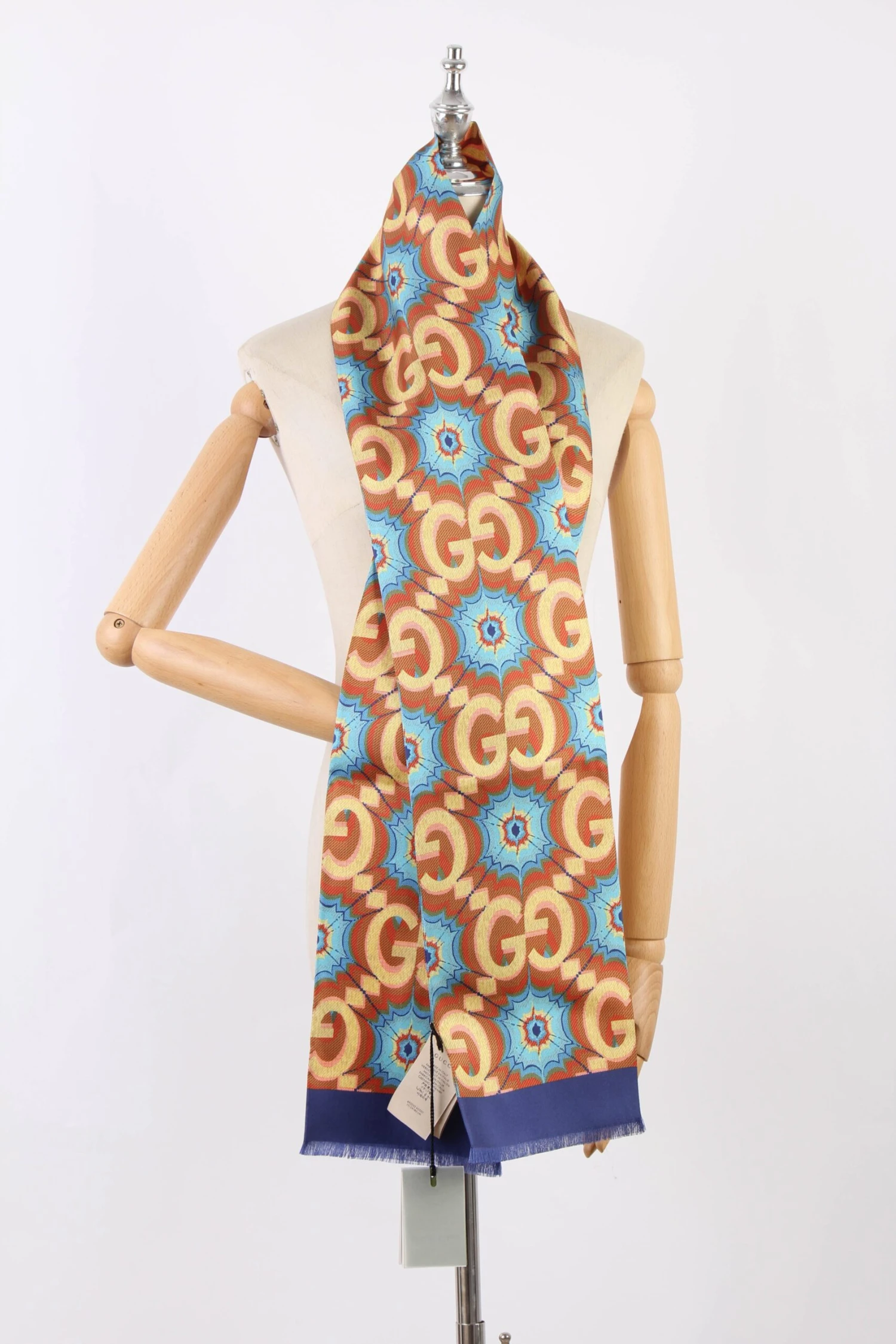 LuxUness GUCCI GG Printed Scarf 692032 10 LuxUness GUCCI GG Printed Scarf 692032 - Image 8
