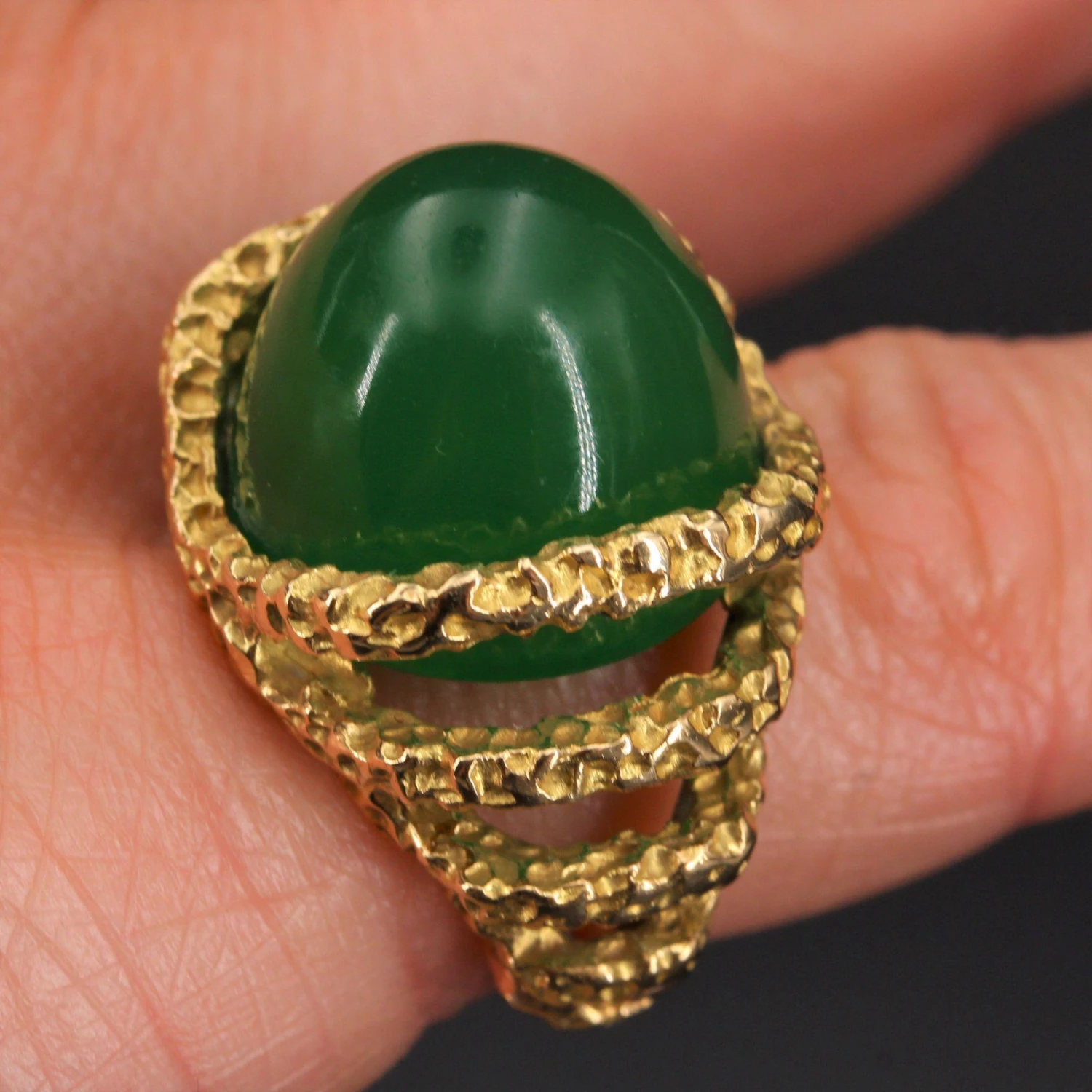 Sarl Baume Retro 18 Carat Chrysoprase Chiseled 18 Karat Yellow Gold Ring 11 Sarl Baume Retro 18 Carat Chrysoprase Chiseled 18 Karat Yellow Gold Ring - Image 9