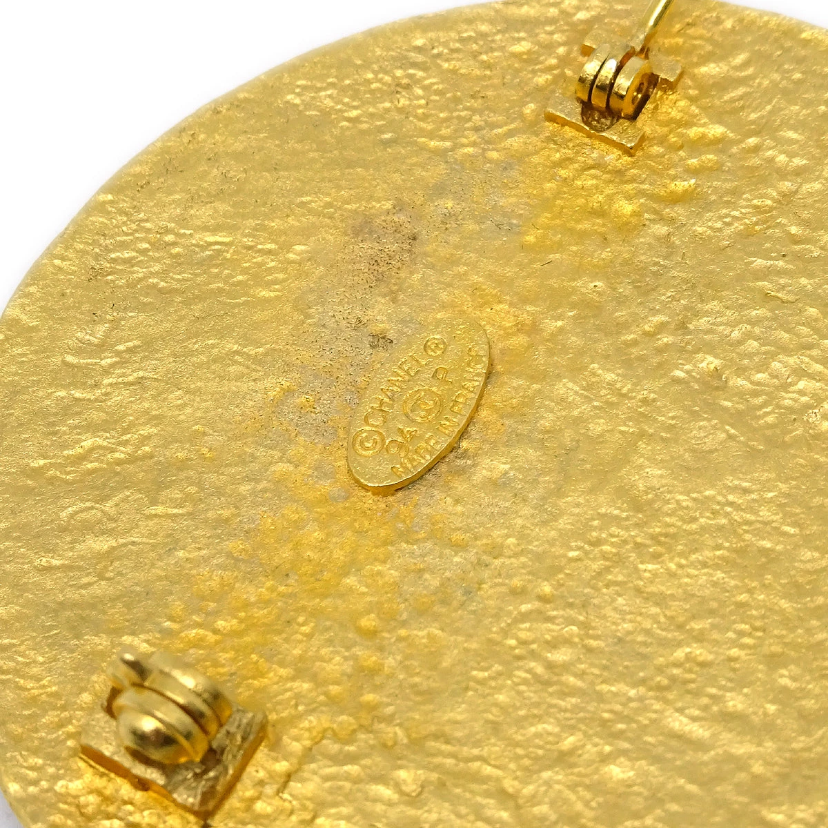 AMORE Vintage CHANEL Medallion Brooch Pin Gold 94P 120504 6 AMORE Vintage CHANEL Medallion Brooch Pin Gold 94P 120504 - Image 4