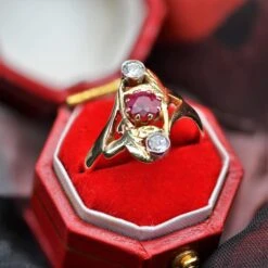 Sarl Baume Art Nouveau Ruby Diamonds 18 Karat Yellow Gold Ring -Best Jewelry Store DSC 7183 master