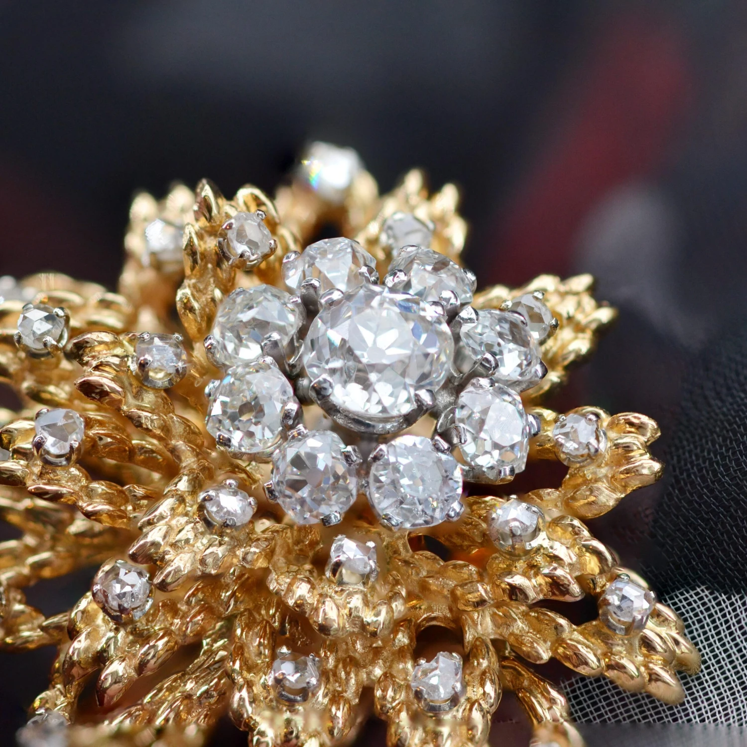 Sarl Baume French 1950s Diamonds 18 Karat Yellow Gold Flower Brooch 10 Sarl Baume French 1950s Diamonds 18 Karat Yellow Gold Flower Brooch - Image 8