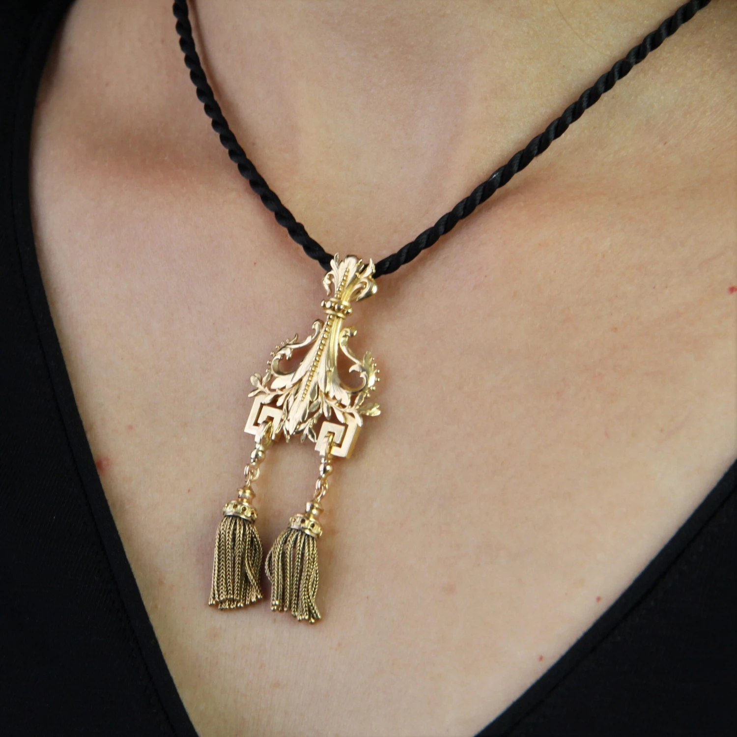 Sarl Baume 19th Century 18 Karat Yellow Gold Tassels Pendant 10 Sarl Baume 19th Century 18 Karat Yellow Gold Tassels Pendant - Image 8