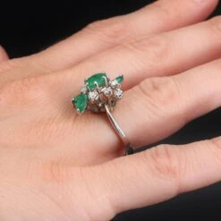 Sarl Baume French 1970s Emerald Diamond 18 Carat White Gold Ring -Best Jewelry Store IMG 0446 master 04b5ce28 c3e0 401c a6ab cd720e50d509