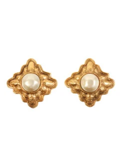 QOO Vintage CHANEL 1991 Made Pearl Diamond Motif Cc Mark Earrings Gold/White