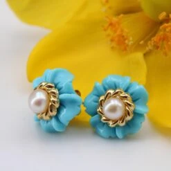 Sarl Baume 1960s Turquoise Cultured Pearl 18 Karat Yellow Gold Flower Stud Earrings 20 Sarl Baume 1960s Turquoise Cultured Pearl 18 Karat Yellow Gold Flower Stud Earrings -Best Jewelry Store IMG 4342 master e88568dc ccfd 449d 997e 52771d921dd4