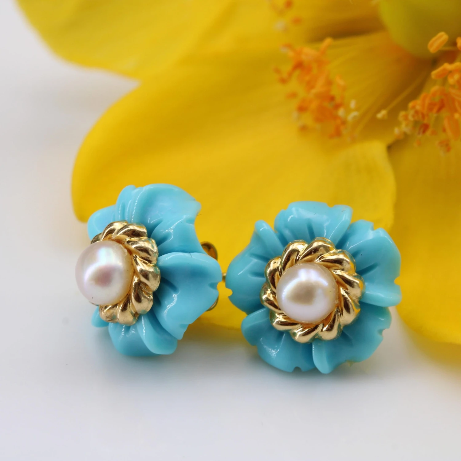 Sarl Baume 1960s Turquoise Cultured Pearl 18 Karat Yellow Gold Flower Stud Earrings 7 Sarl Baume 1960s Turquoise Cultured Pearl 18 Karat Yellow Gold Flower Stud Earrings - Image 5