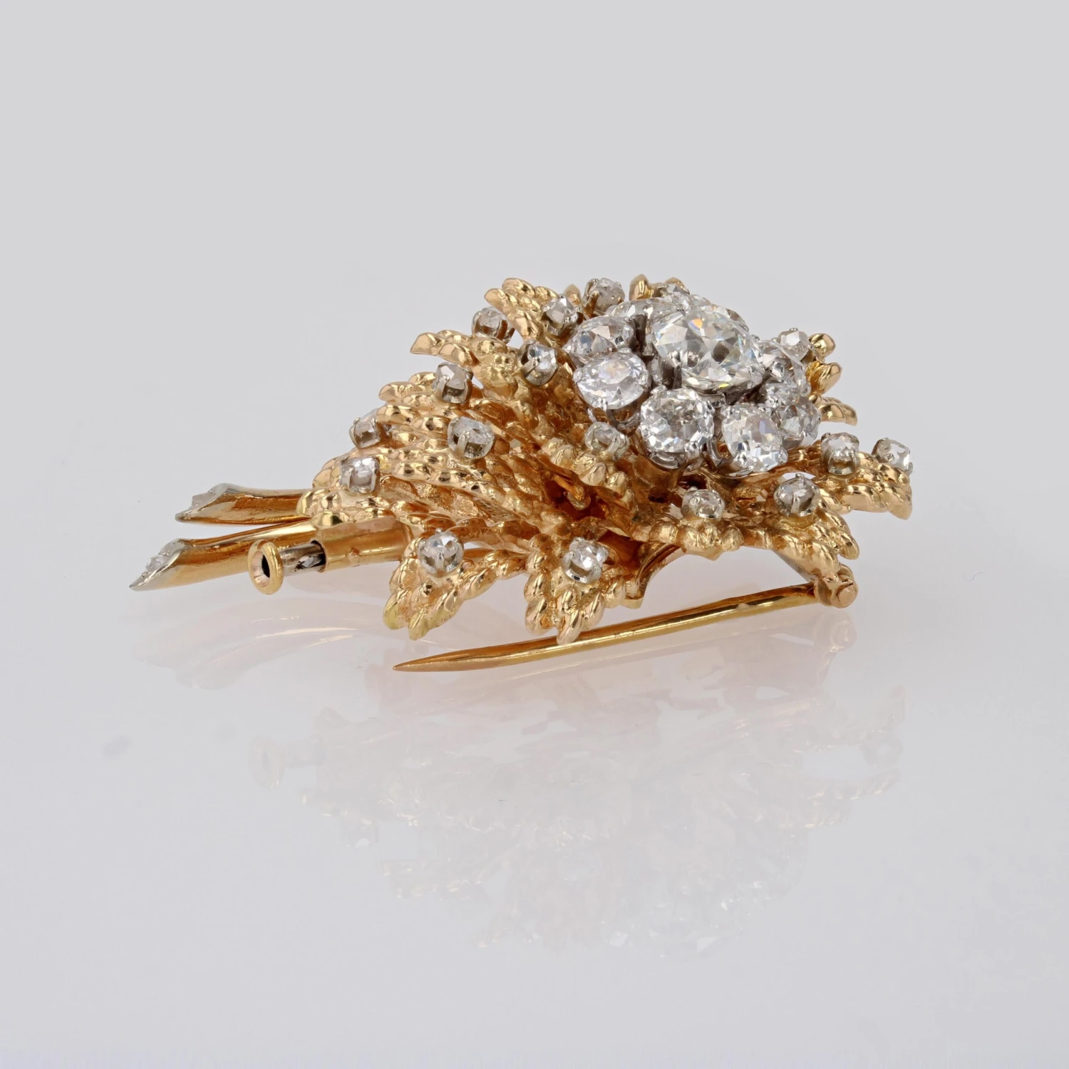 Sarl Baume French 1950s Diamonds 18 Karat Yellow Gold Flower Brooch 14 Sarl Baume French 1950s Diamonds 18 Karat Yellow Gold Flower Brooch - Image 12