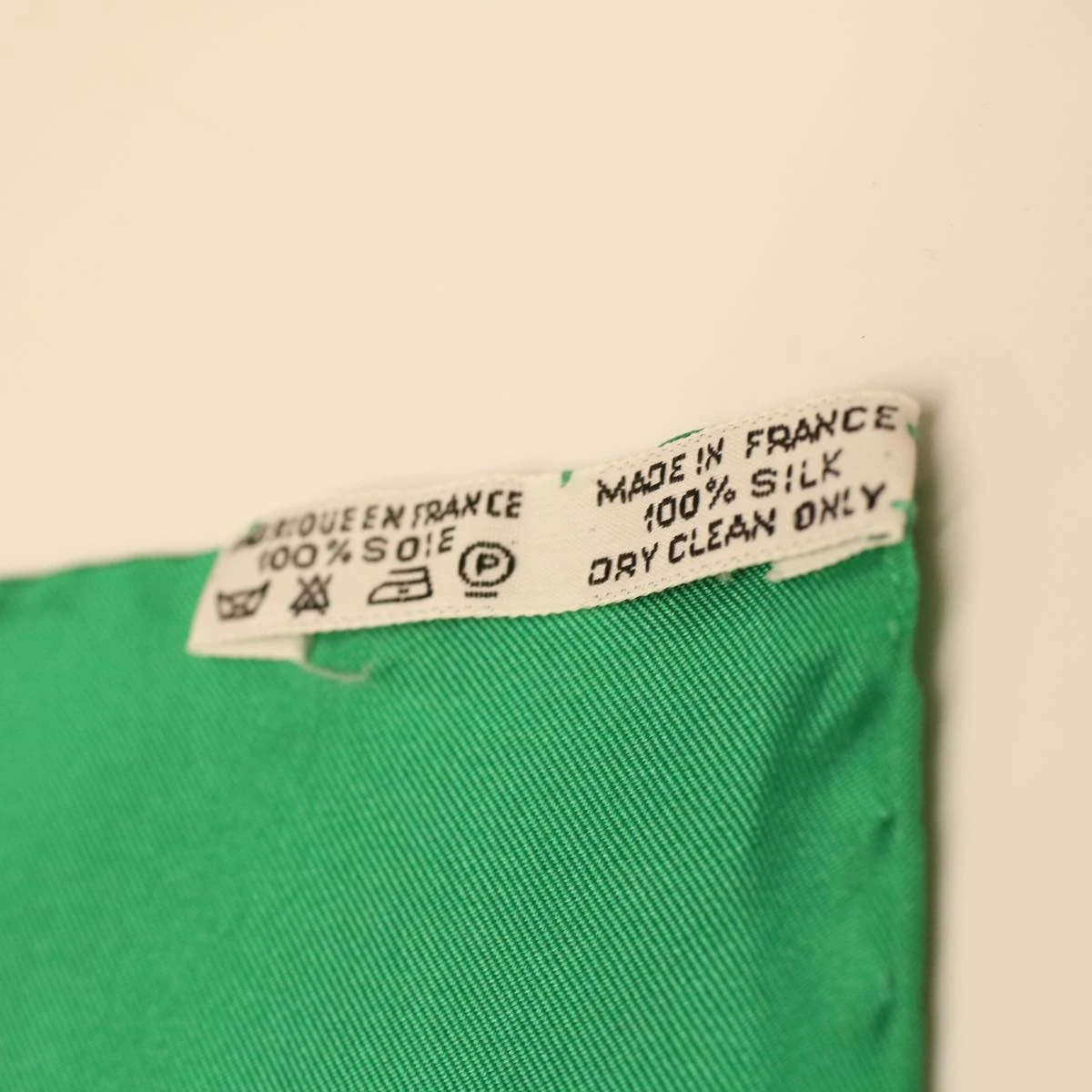 Style Tribute Hermes Carre 90 Les Chats Scarf Green White Yellow Auth Am3480 11 Style Tribute Hermes Carre 90 Les Chats Scarf Green White Yellow Auth Am3480 - Image 9