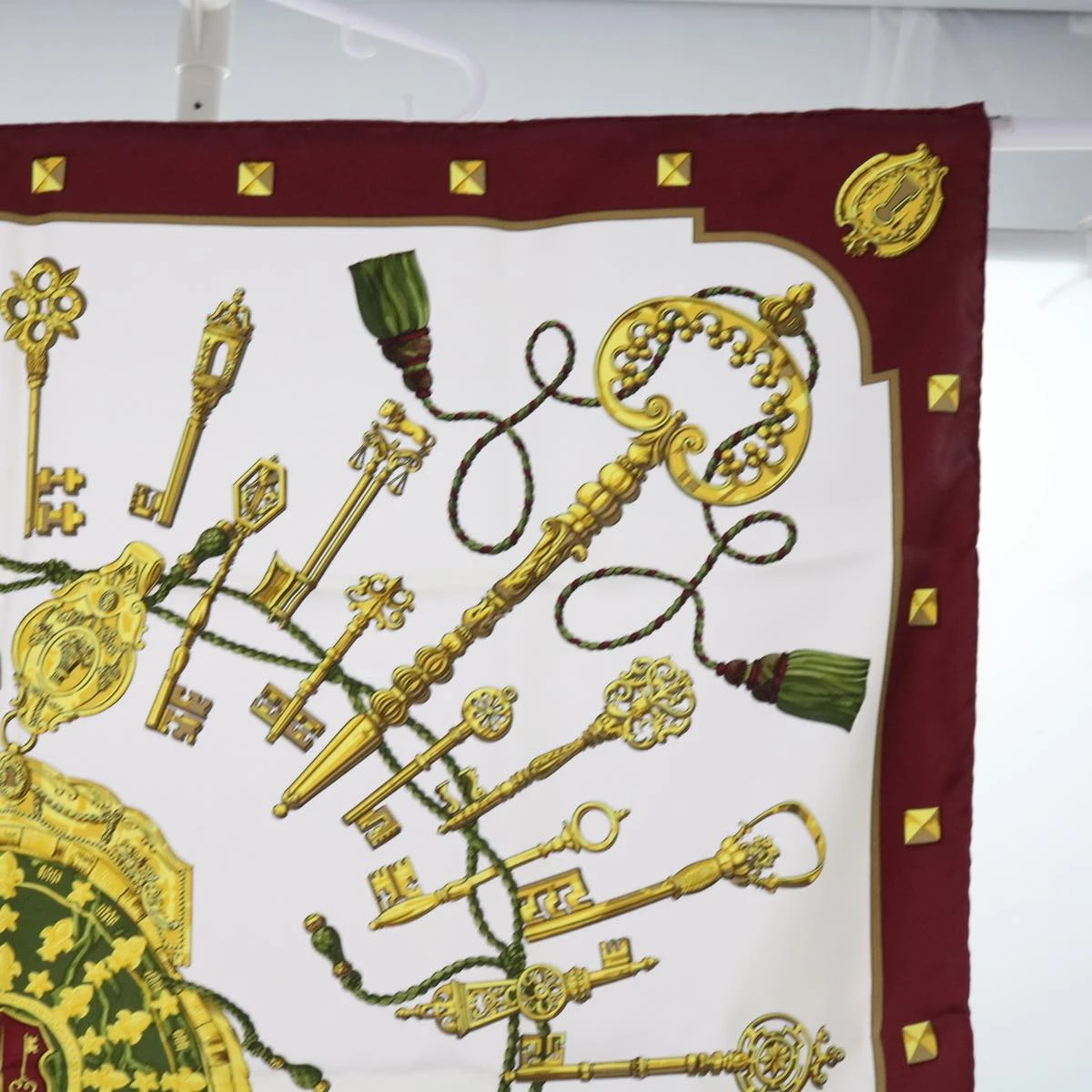 Style Tribute Hermes Carre 90 Le Cles Scarf Silk Red White Auth Am5303 6 Style Tribute Hermes Carre 90 Le Cles Scarf Silk Red White Auth Am5303 - Image 4