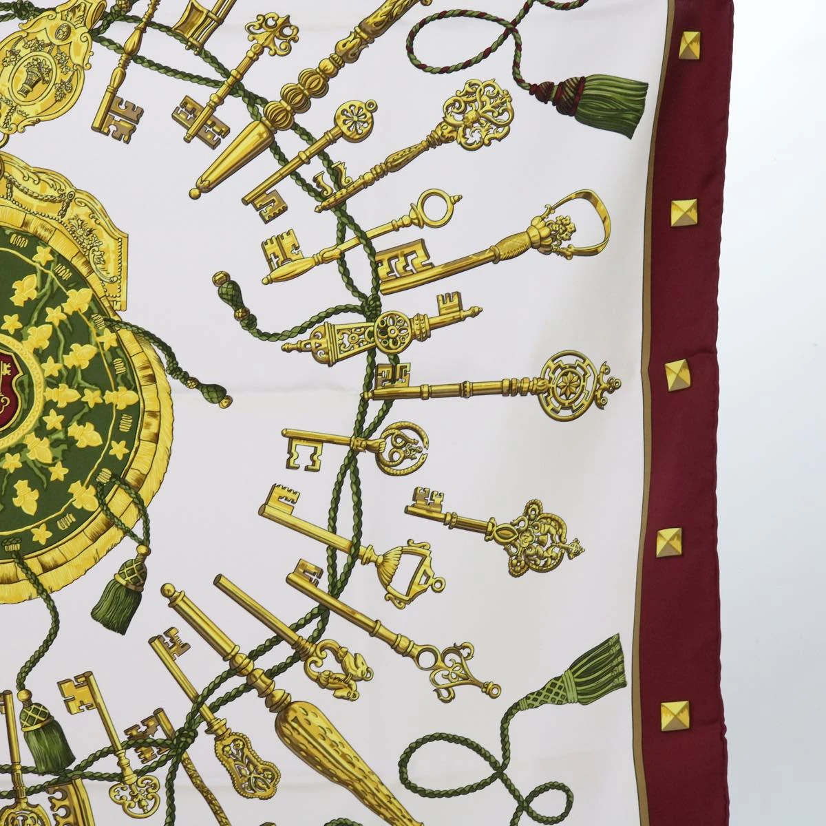 Style Tribute Hermes Carre 90 Le Cles Scarf Silk Red White Auth Am5303 7 Style Tribute Hermes Carre 90 Le Cles Scarf Silk Red White Auth Am5303 - Image 5