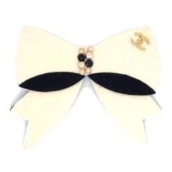 AMORE Vintage CHANEL 2002 Faux Pearl Bow Brooch Pin White Felt Ao32524