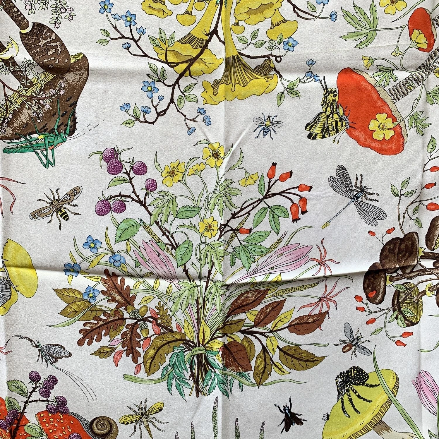 Opherty Ciocci GUCCI Vintage Beige Floral Silk Scarf Funghi Mushrooms 1967 Accornero 6 Opherty Ciocci GUCCI Vintage Beige Floral Silk Scarf Funghi Mushrooms 1967 Accornero - Image 4