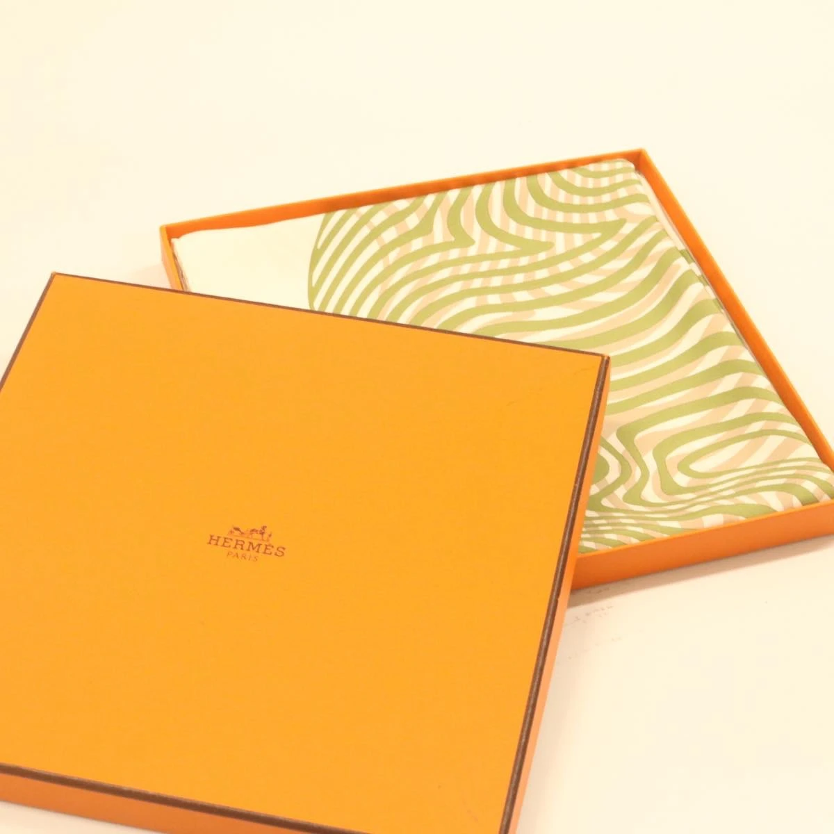 Brand Street HERMES Carre 90 Dimitri.R Scarf "ONDE DE CHIC" Zebra Silk Green Auth Am2045g 13 Brand Street HERMES Carre 90 Dimitri.R Scarf "ONDE DE CHIC" Zebra Silk Green Auth Am2045g - Image 11