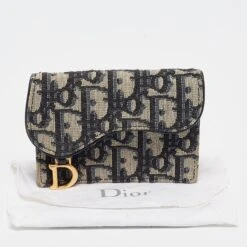 The Luxury Closet DIOR Blue Oblique Canvas Saddle Flap Card Holder 17 The Luxury Closet DIOR Blue Oblique Canvas Saddle Flap Card Holder -Best Jewelry Store luxury women dior used handbags p999704 006