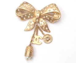 Lar Vintage CHANEL Rare Vintage Gold Plated Bow Pearl Thimble Snap Brooch