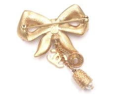 Lar Vintage CHANEL Rare Vintage Gold Plated Bow Pearl Thimble Snap Brooch 7 Lar Vintage CHANEL Rare Vintage Gold Plated Bow Pearl Thimble Snap Brooch -Best Jewelry Store vin gp bow pearl thimble cc br 3